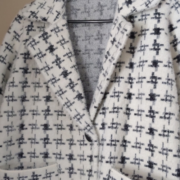 Brand new coat - Picture 4 of 4